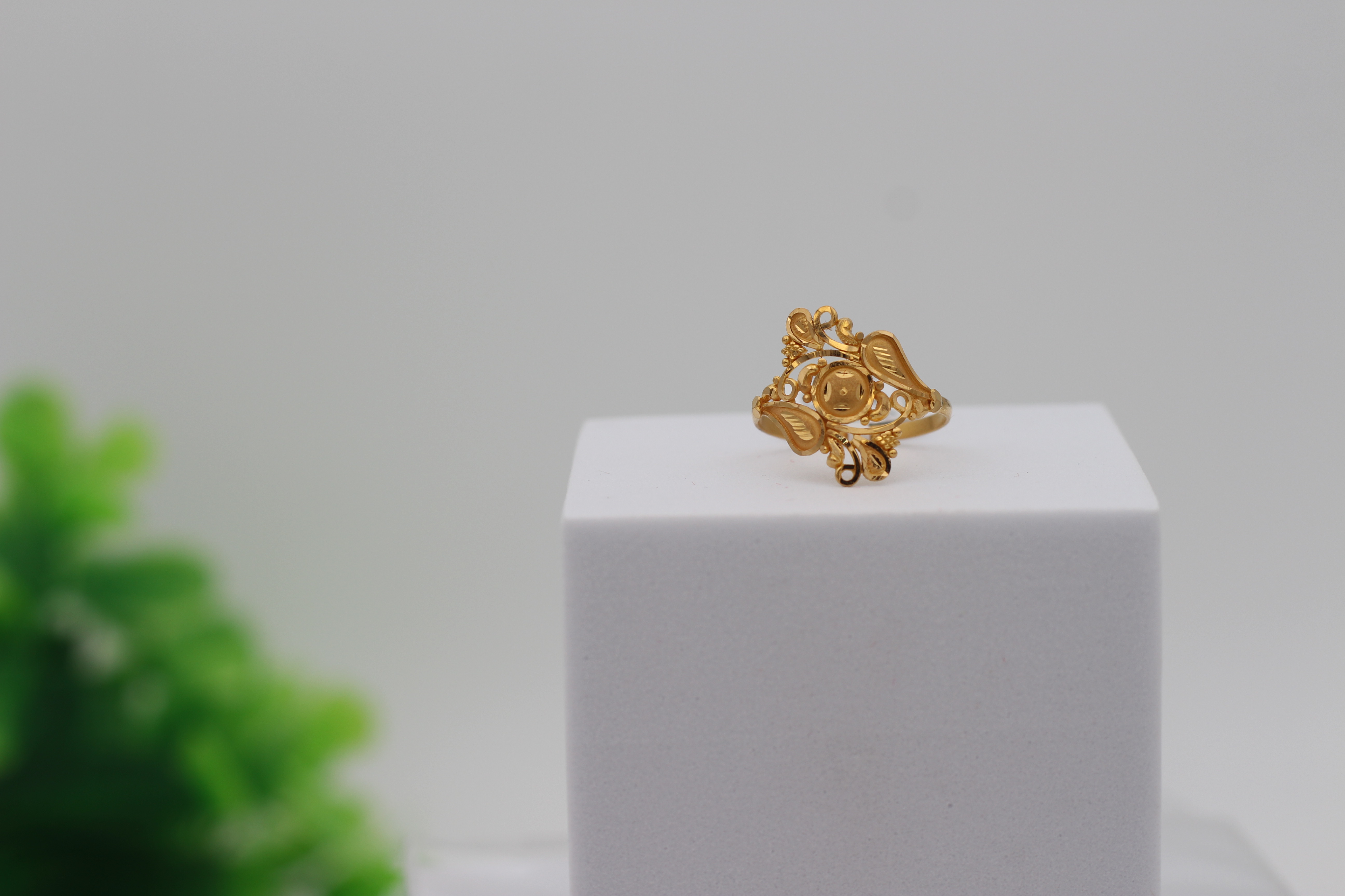 LADIES GOLD DESIGN RING