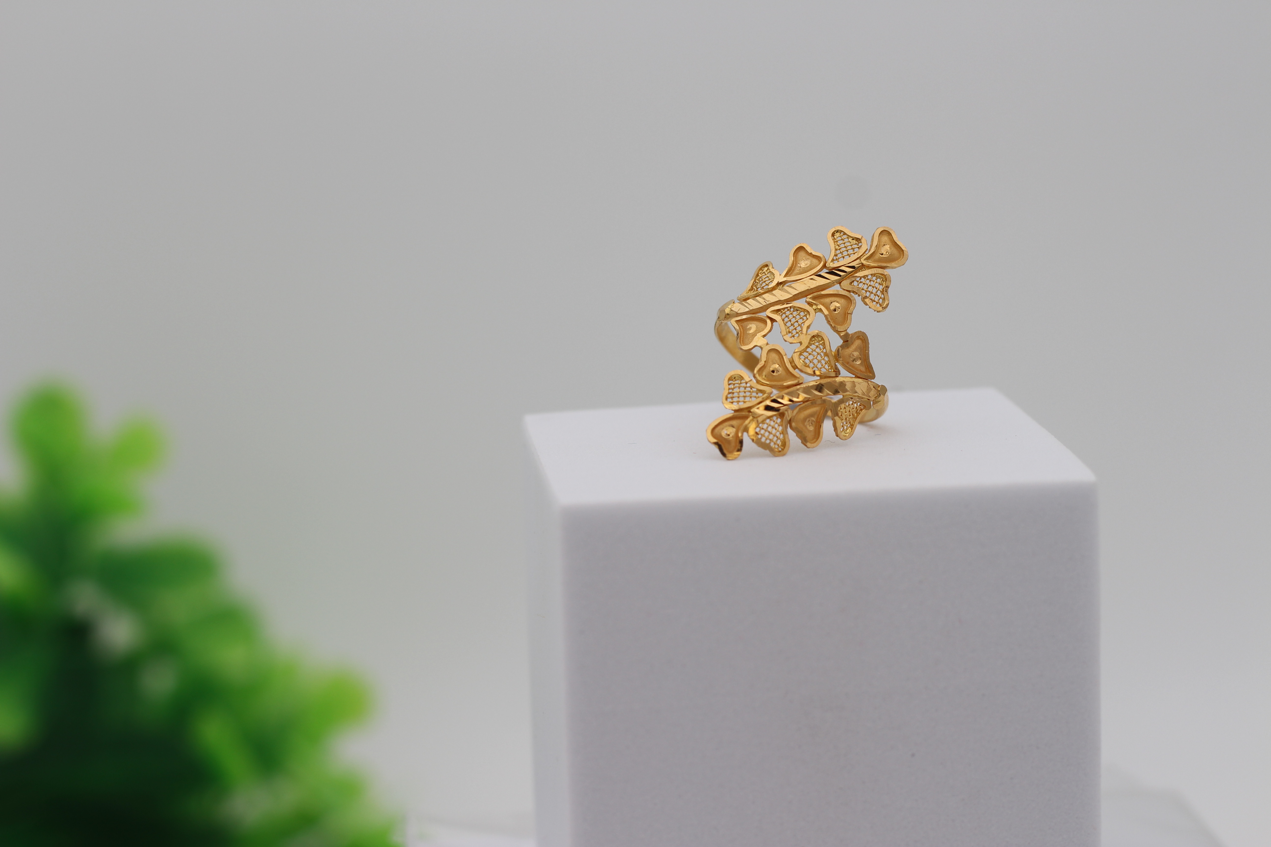 LADIES GOLD DESIGN RING
