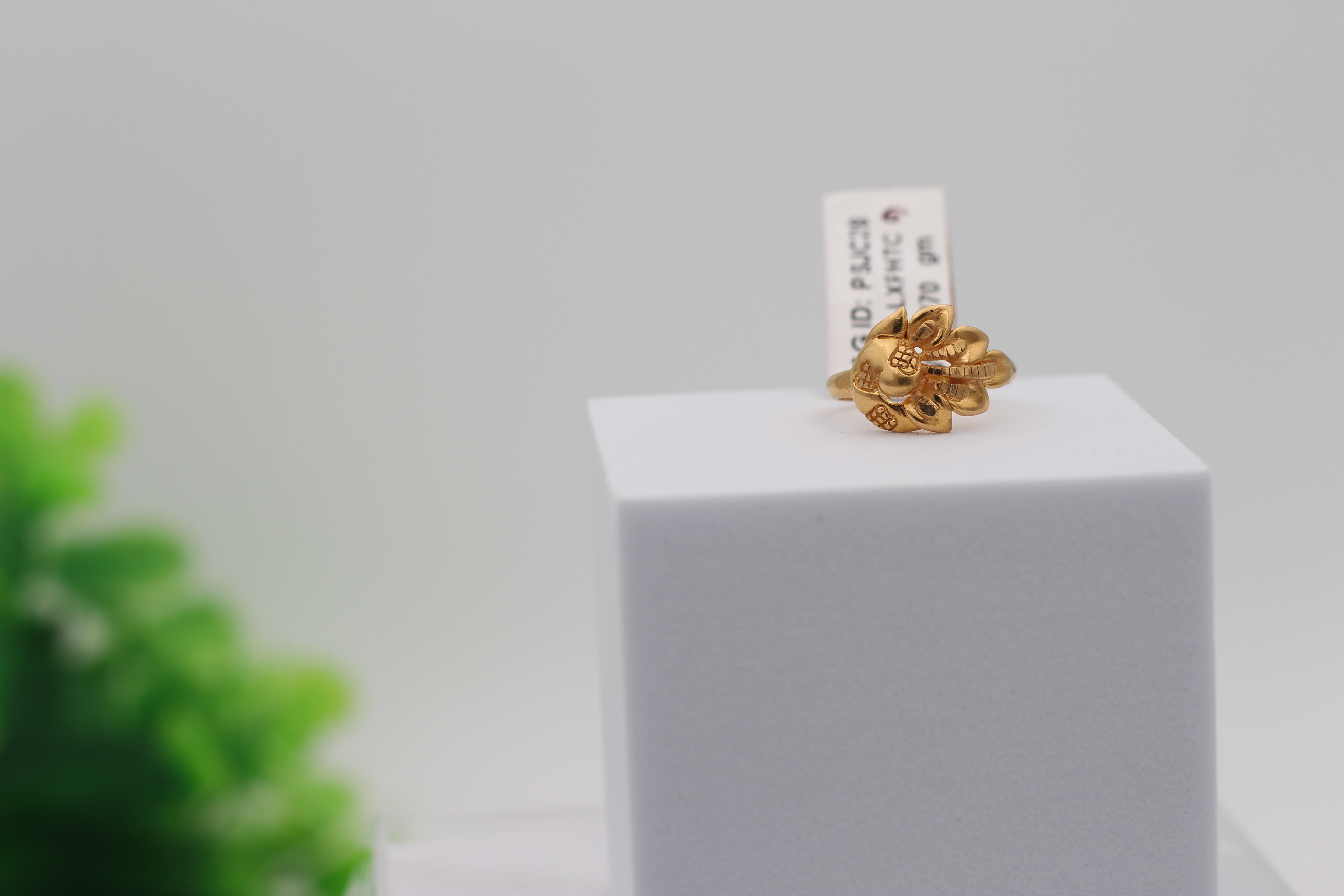 LADIES GOLD DESIGN RING